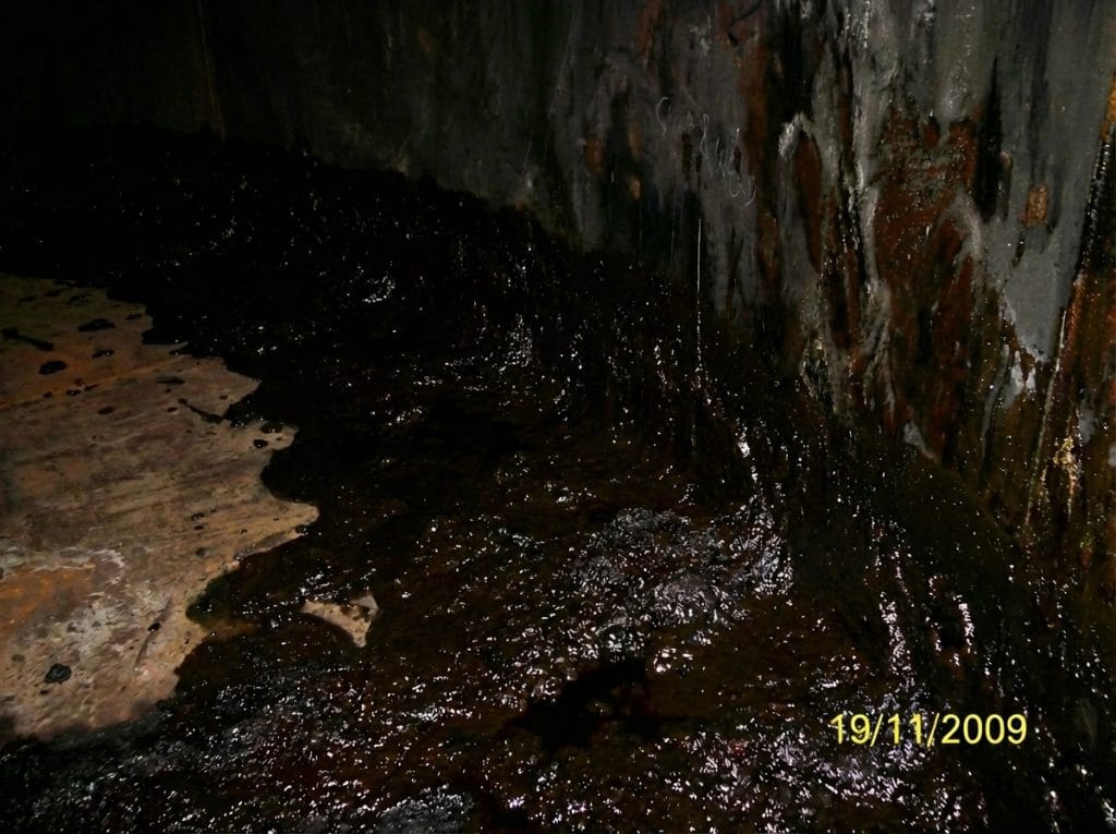 Sludge residual tebal di dasar tangki BBM sebelum dibersihkan