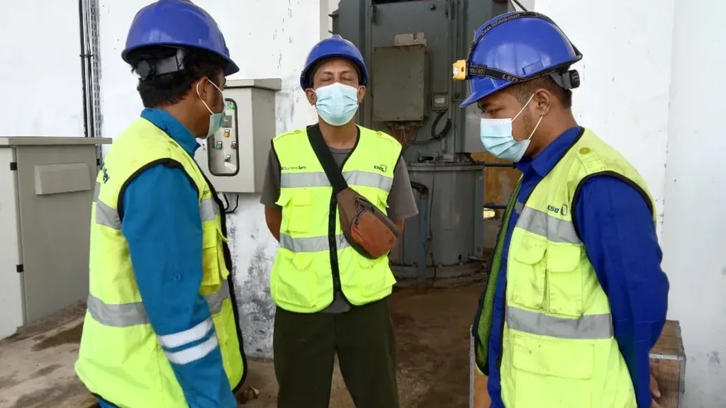 Tim teknisi Arsindo melakukan persiapan sebelum masuk confined space untuk manual cleaning
